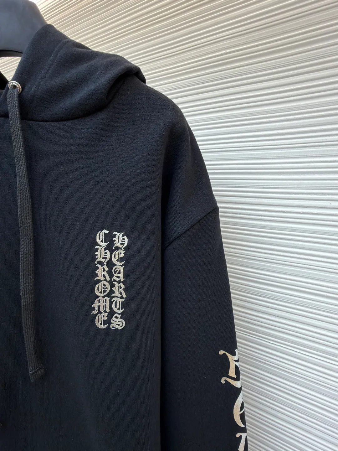 Chrome Hearts 1988 limited sweatshirt ●Original version: Purchased and developed for 7999 ●Item number: 1680865-A75 ●Fabric: 100% cotton fabric ●Technology: Ink printing ●Version: Loose fit ●Weight: about 880g ●Size: S-M-L ●Description: The fabric is made of 420g fleece cotton. Printing uses a variety of printing techniques, including thermoset ink printing. The overall wiring is straight and delicate, the fabric is comfortable and soft, and the color is consistent without color difference. It can be matched with the same style to create a fashionable look and control various occasions. Customized accessories, complete with three standards, same style for men and women!